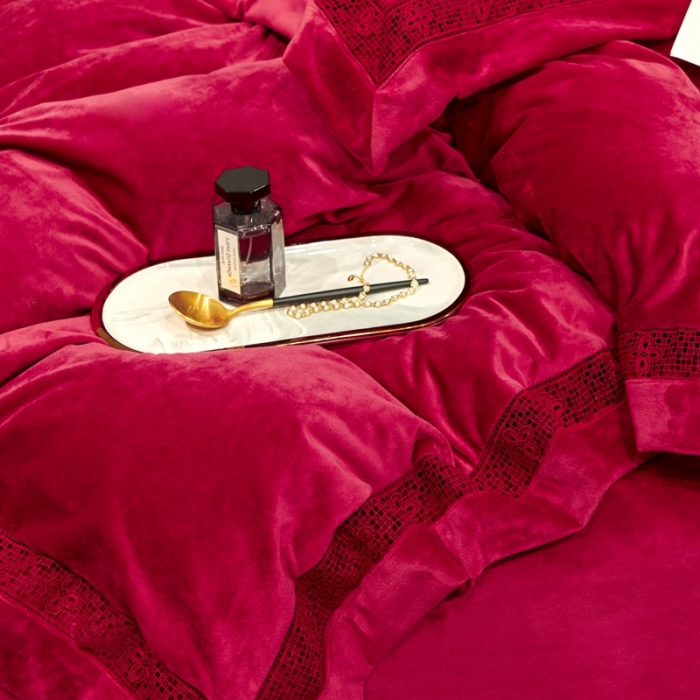 91家纺网 家纺一手货源 找家纺 榻尚 2023新款婴肤绒镂空工艺四件套-柔梦系列  佳节红