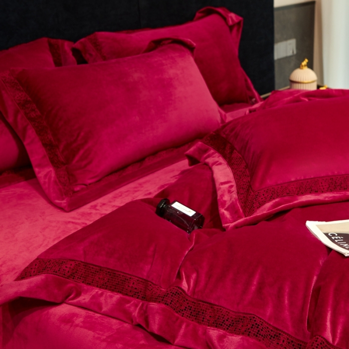 91家纺网 家纺一手货源 找家纺 榻尚 2023新款婴肤绒镂空工艺四件套-柔梦系列  佳节红