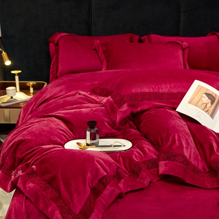 91家纺网 家纺一手货源 找家纺 榻尚 2023新款婴肤绒镂空工艺四件套-柔梦系列  佳节红