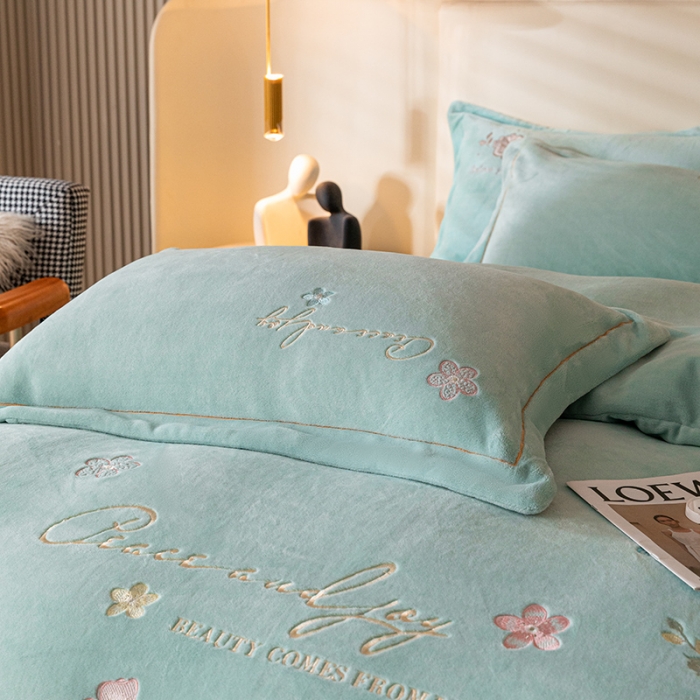 91家纺网 家纺一手货源 找家纺 宅家居 2023新款蒂娜系列加厚牛奶绒刺绣四件套 蒂娜-豆绿