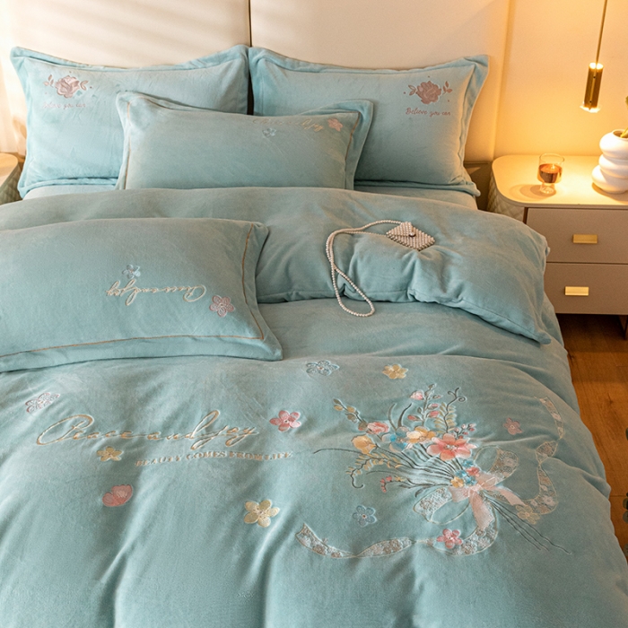 91家纺网 家纺一手货源 找家纺 宅家居 2023新款蒂娜系列加厚牛奶绒刺绣四件套 蒂娜-豆绿