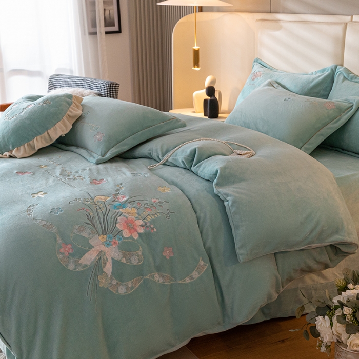 91家纺网 家纺一手货源 找家纺 宅家居 2023新款蒂娜系列加厚牛奶绒刺绣四件套 蒂娜-豆绿