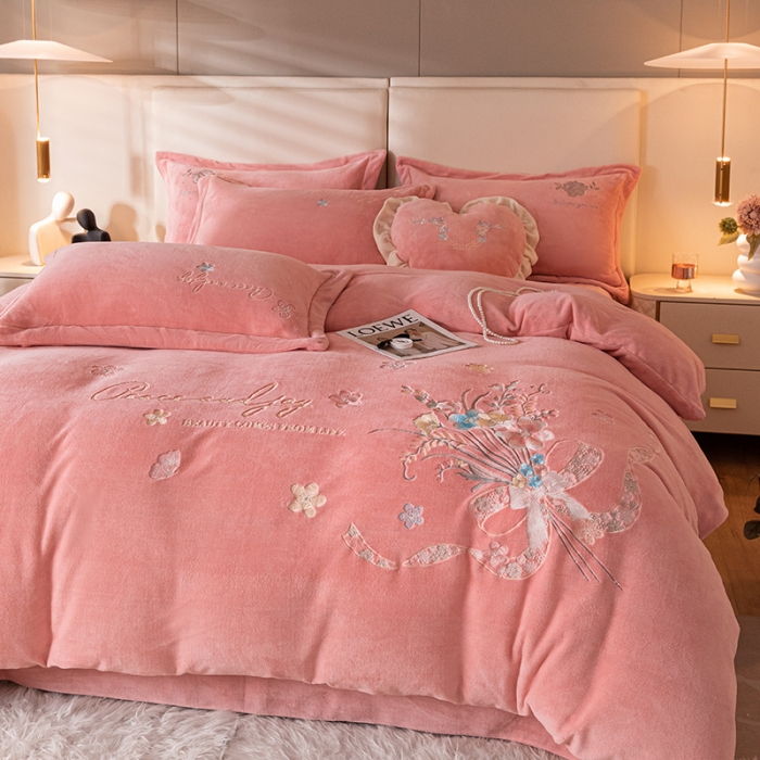 91家纺网 家纺一手货源 找家纺 宅家居 2023新款蒂娜系列加厚牛奶绒刺绣四件套 蒂娜-粉色