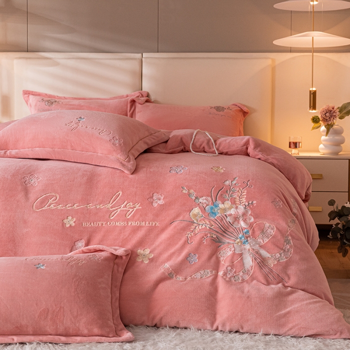 91家纺网 家纺一手货源 找家纺 宅家居 2023新款蒂娜系列加厚牛奶绒刺绣四件套 蒂娜-粉色