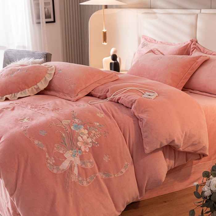 91家纺网 家纺一手货源 找家纺 宅家居 2023新款蒂娜系列加厚牛奶绒刺绣四件套 蒂娜-粉色