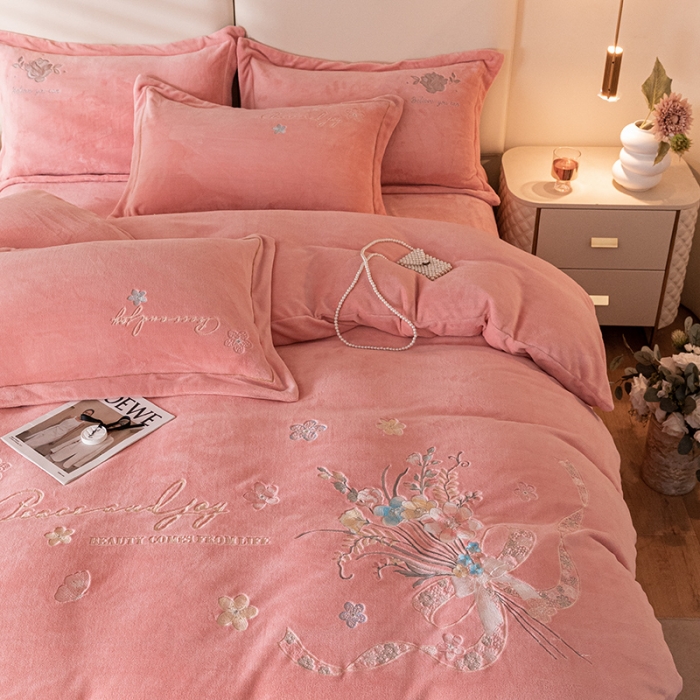 91家纺网 家纺一手货源 找家纺 宅家居 2023新款蒂娜系列加厚牛奶绒刺绣四件套 蒂娜-粉色