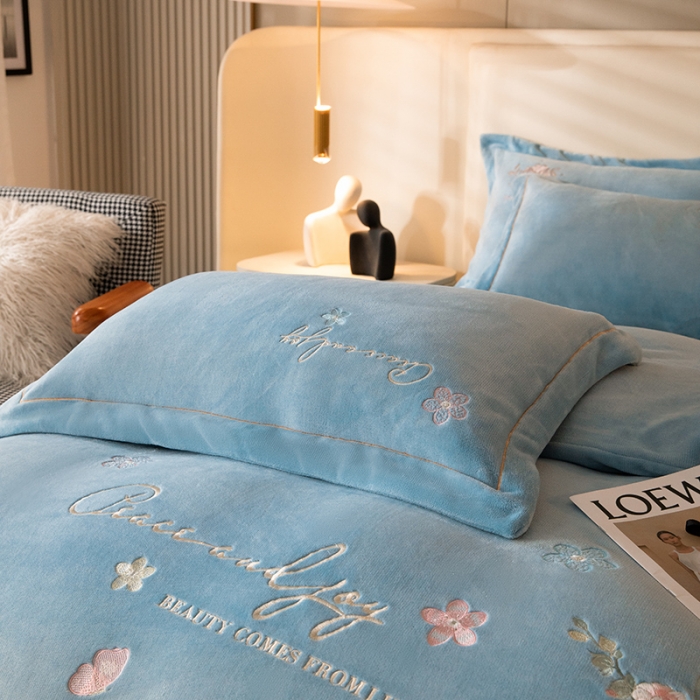 91家纺网 家纺一手货源 找家纺 宅家居 2023新款蒂娜系列加厚牛奶绒刺绣四件套 蒂娜-蓝色
