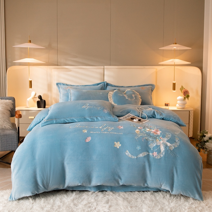 91家纺网 家纺一手货源 找家纺 宅家居 2023新款蒂娜系列加厚牛奶绒刺绣四件套 蒂娜-蓝色