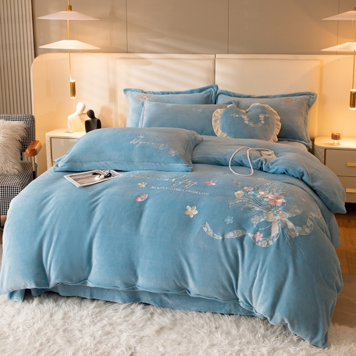91家纺网 家纺一手货源 找家纺 宅家居 2023新款蒂娜系列加厚牛奶绒刺绣四件套 蒂娜-蓝色