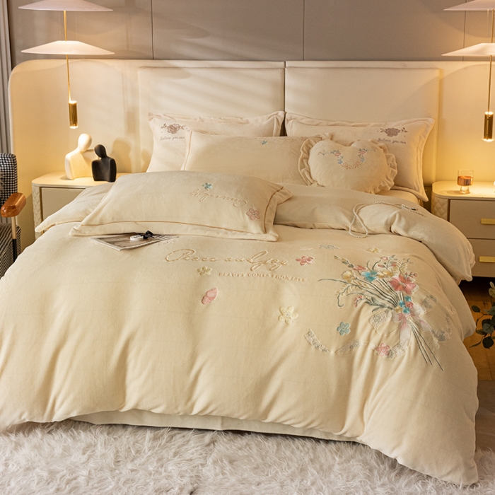 91家纺网 家纺一手货源 找家纺 宅家居 2023新款蒂娜系列加厚牛奶绒刺绣四件套 蒂娜-奶白