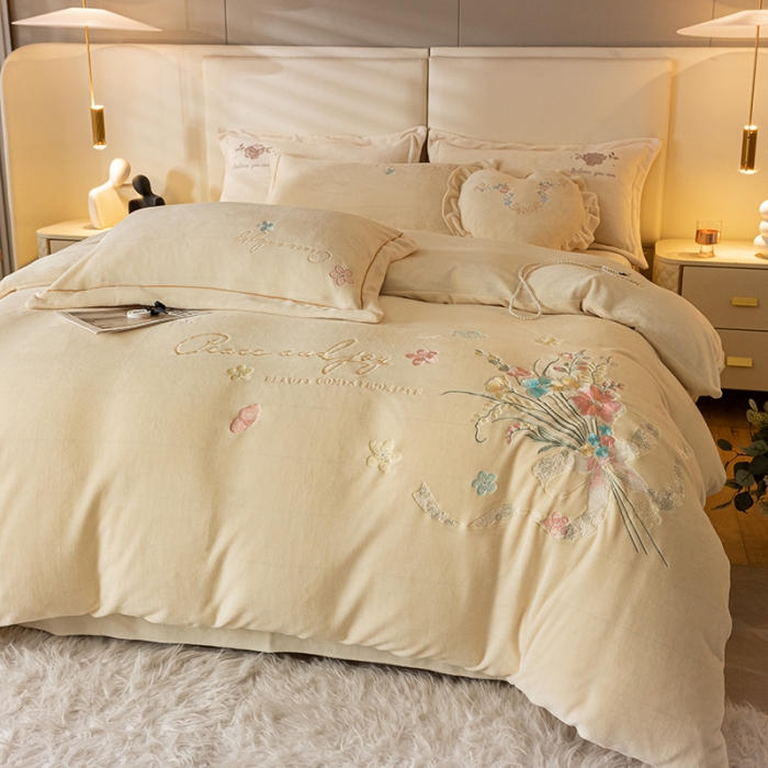 91家纺网 家纺一手货源 找家纺 宅家居 2023新款蒂娜系列加厚牛奶绒刺绣四件套 蒂娜-奶白