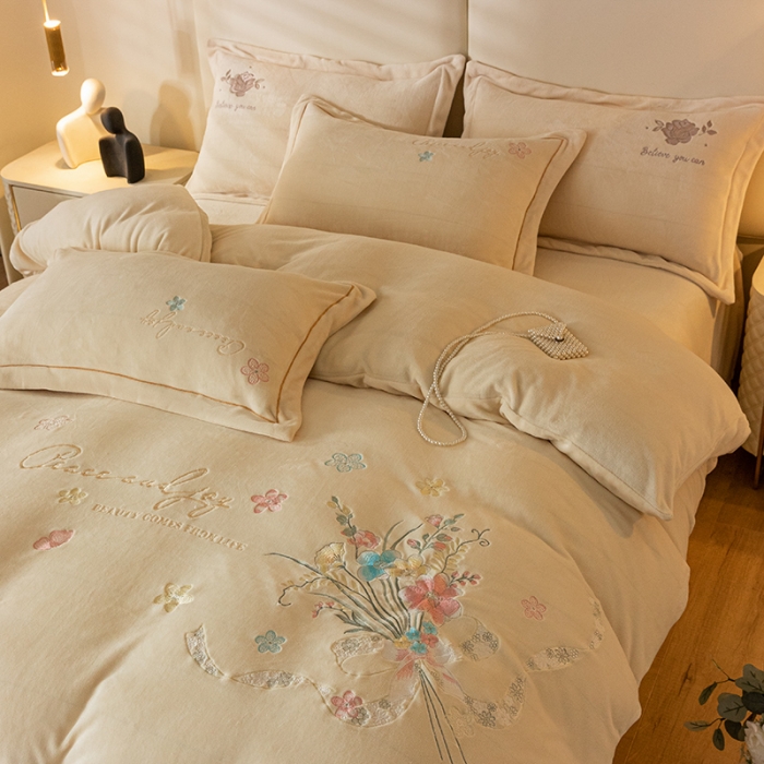 91家纺网 家纺一手货源 找家纺 宅家居 2023新款蒂娜系列加厚牛奶绒刺绣四件套 蒂娜-奶白