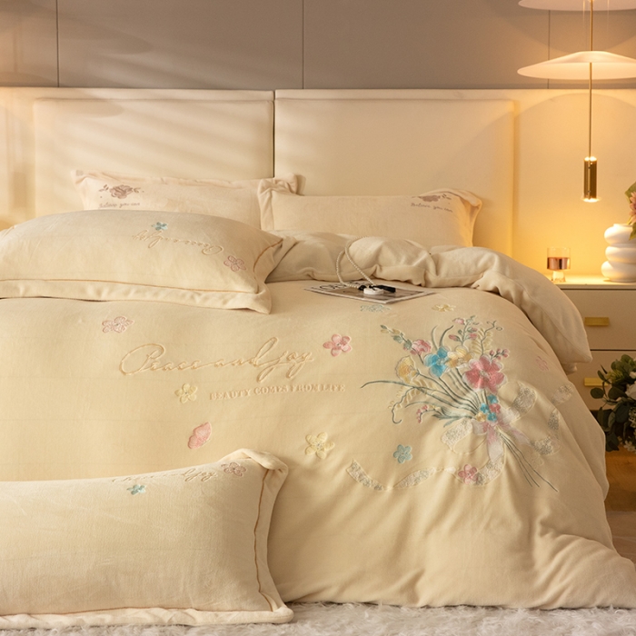 91家纺网 家纺一手货源 找家纺 宅家居 2023新款蒂娜系列加厚牛奶绒刺绣四件套 蒂娜-奶白