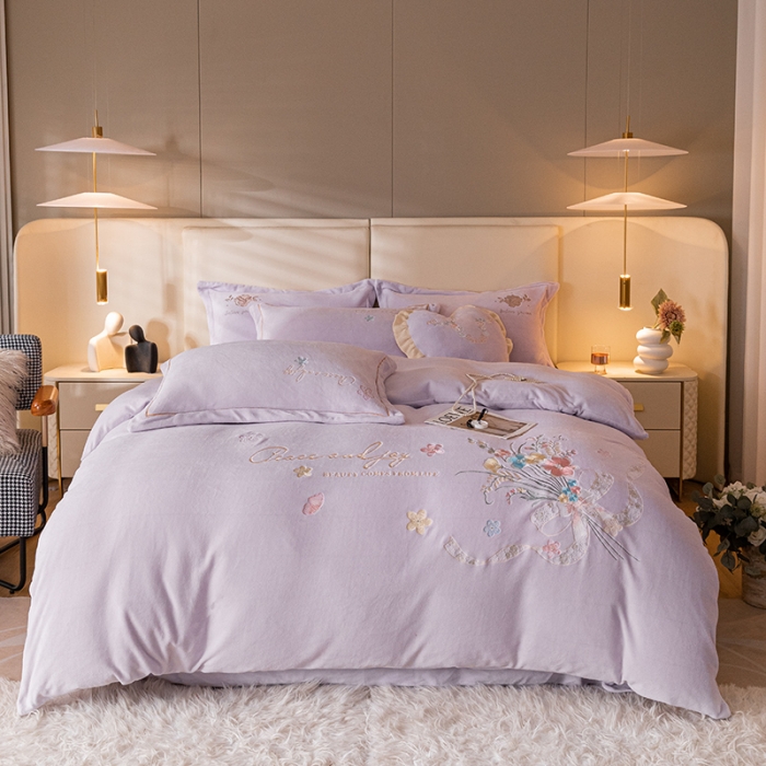 91家纺网 家纺一手货源 找家纺 宅家居 2023新款蒂娜系列加厚牛奶绒刺绣四件套 蒂娜-浅紫
