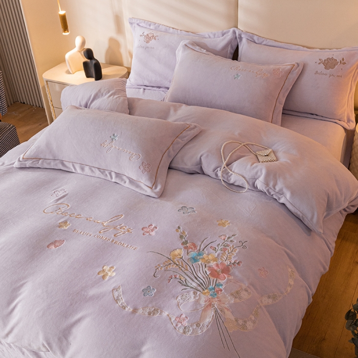 91家纺网 家纺一手货源 找家纺 宅家居 2023新款蒂娜系列加厚牛奶绒刺绣四件套 蒂娜-浅紫