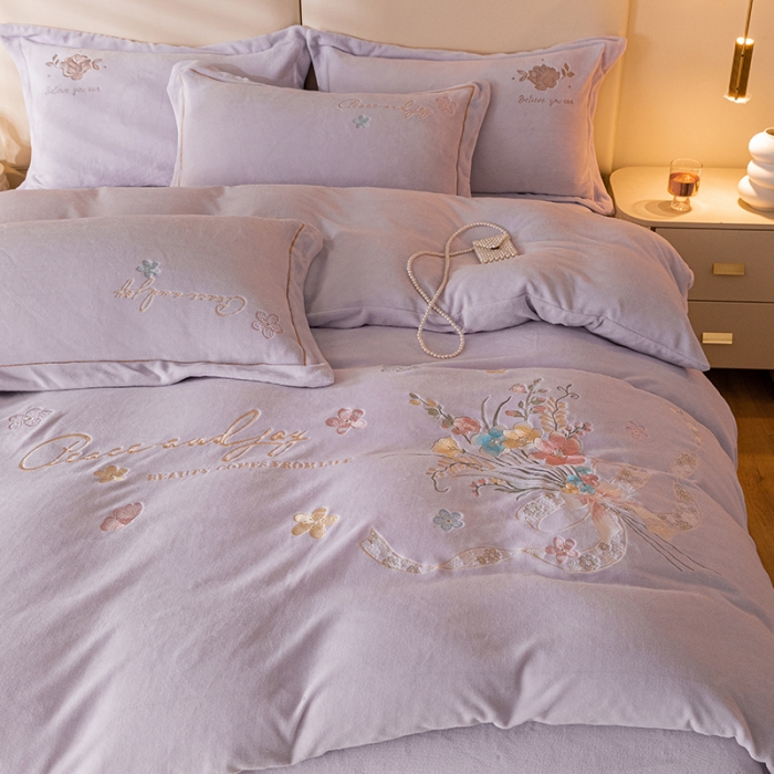 91家纺网 家纺一手货源 找家纺 宅家居 2023新款蒂娜系列加厚牛奶绒刺绣四件套 蒂娜-浅紫