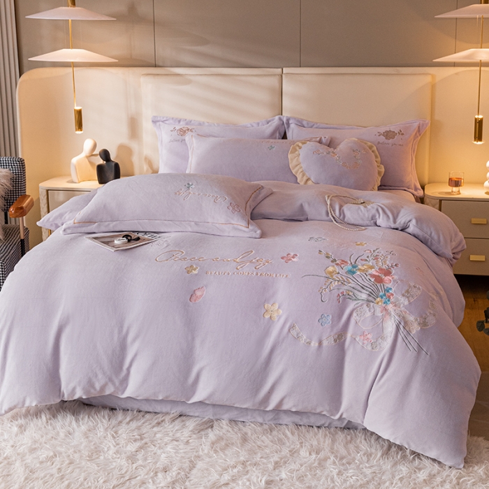 91家纺网 家纺一手货源 找家纺 宅家居 2023新款蒂娜系列加厚牛奶绒刺绣四件套 蒂娜-浅紫
