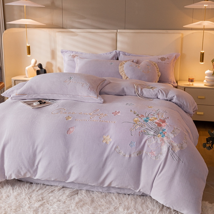 91家纺网 家纺一手货源 找家纺 宅家居 2023新款蒂娜系列加厚牛奶绒刺绣四件套 蒂娜-浅紫