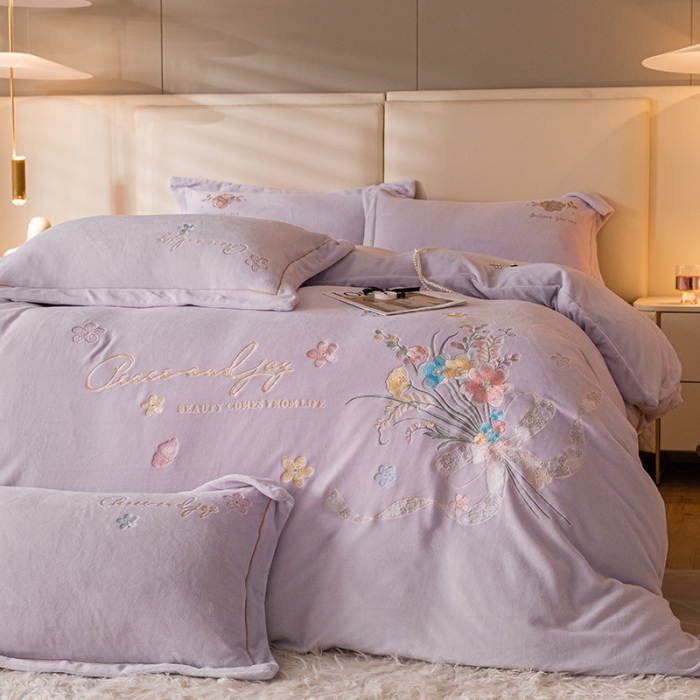 91家纺网 家纺一手货源 找家纺 宅家居 2023新款蒂娜系列加厚牛奶绒刺绣四件套 蒂娜-浅紫