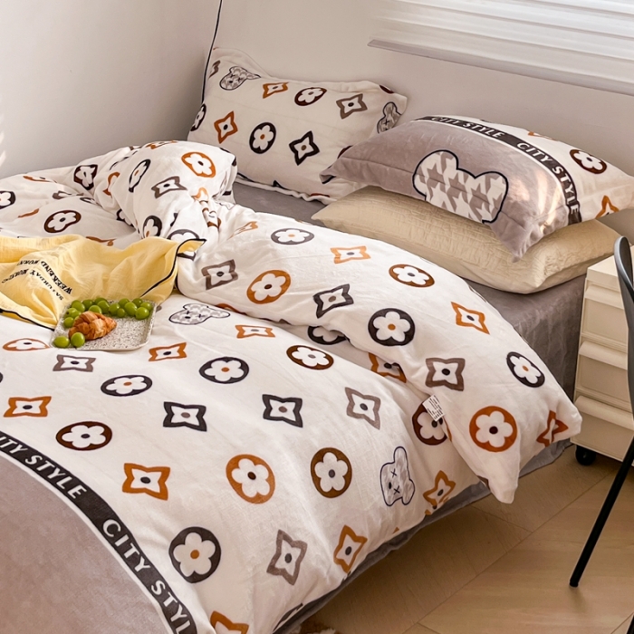 91家纺网 家纺一手货源 找家纺 顾里 2022新款ins少女保暖牛奶绒套件 场景一 潮熊