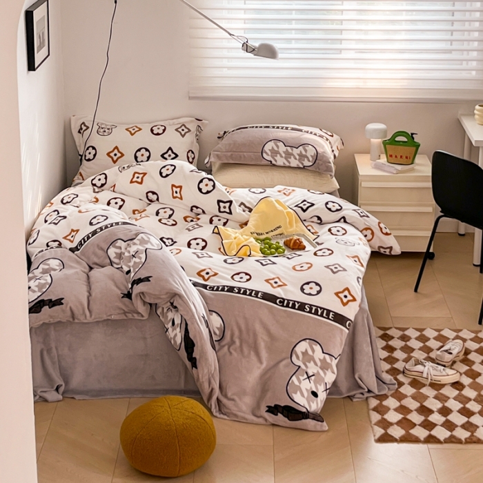 91家纺网 家纺一手货源 找家纺 顾里 2022新款ins少女保暖牛奶绒套件 场景一 潮熊