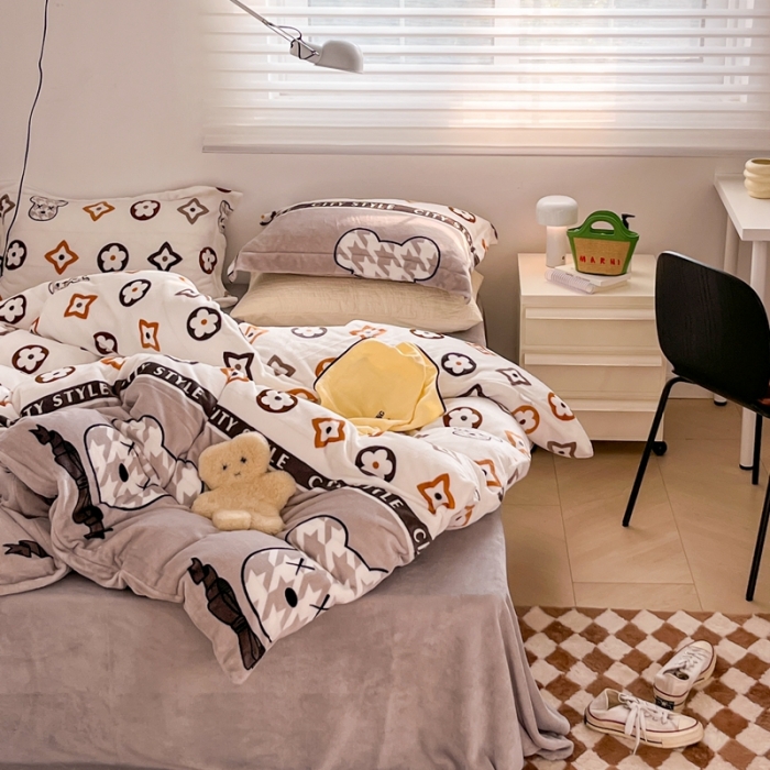 91家纺网 家纺一手货源 找家纺 顾里 2022新款ins少女保暖牛奶绒套件 场景一 潮熊