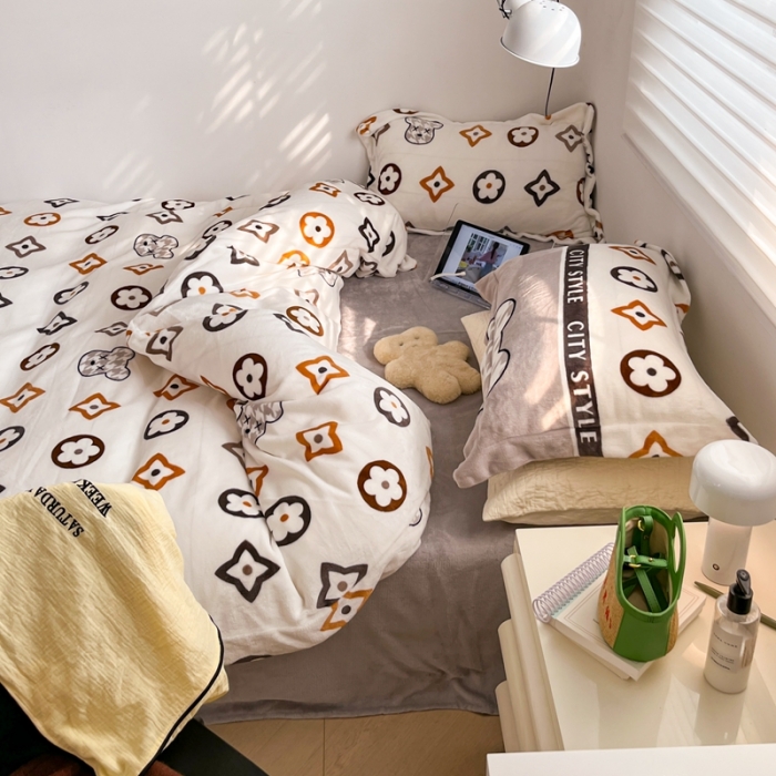 91家纺网 家纺一手货源 找家纺 顾里 2022新款ins少女保暖牛奶绒套件 场景一 潮熊