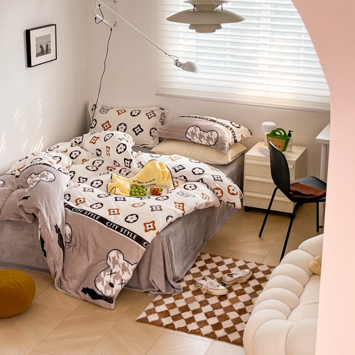 91家纺网 家纺一手货源 找家纺 顾里 2022新款ins少女保暖牛奶绒套件 场景一 潮熊