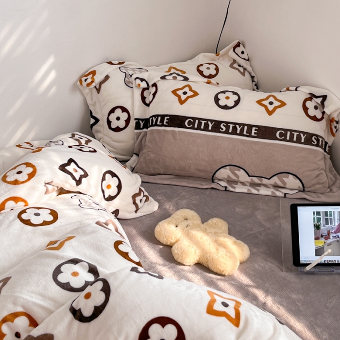 91家纺网 家纺一手货源 找家纺 顾里 2022新款ins少女保暖牛奶绒套件 场景一 潮熊