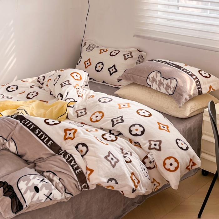 91家纺网 家纺一手货源 找家纺 顾里 2022新款ins少女保暖牛奶绒套件 场景一 潮熊