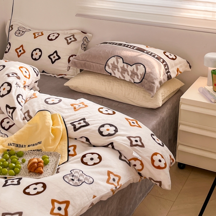 91家纺网 家纺一手货源 找家纺 顾里 2022新款ins少女保暖牛奶绒套件 场景一 潮熊