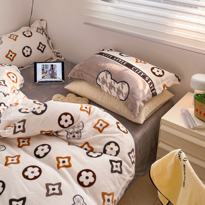 91家纺网 家纺一手货源 找家纺 顾里 2022新款ins少女保暖牛奶绒套件 场景一 潮熊