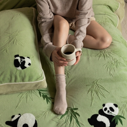 91家纺网 家纺一手货源 找家纺 2022情绪熊猫锦芙牛奶绒250克全消光绣花四件套（风格一） 情绪熊猫-绿竹