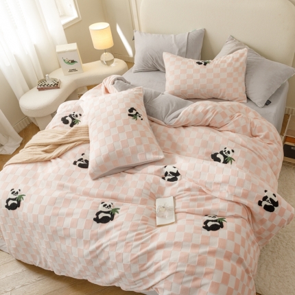 91家纺网 家纺一手货源 找家纺 A类母婴级棋盘格牛奶绒毛巾绣熊猫系列（风格二）