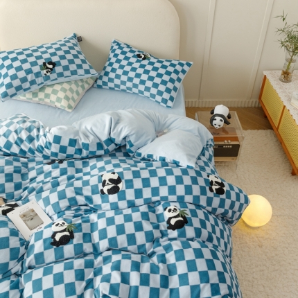 91家纺网 家纺一手货源 找家纺 A类母婴级棋盘格牛奶绒毛巾绣熊猫系列（风格二）