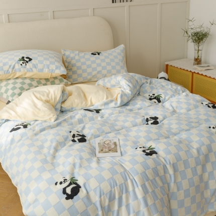 91家纺网 家纺一手货源 找家纺 A类母婴级棋盘格牛奶绒毛巾绣熊猫系列（风格二）