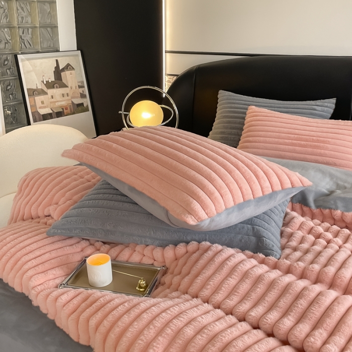 91家纺网 家纺一手货源 找家纺 秀色新品加厚兔毛牛奶绒双面法兰绒撸猫感四件套-克洛伊 粉黛白+浅灰