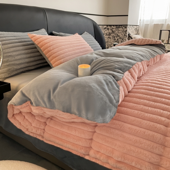 91家纺网 家纺一手货源 找家纺 秀色新品加厚兔毛牛奶绒双面法兰绒撸猫感四件套-克洛伊 粉黛白+浅灰