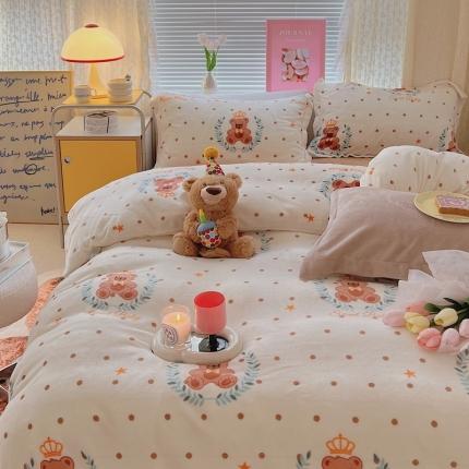 91家纺网 家纺一手货源 找家纺 顾里 2022新款ins少女保暖牛奶绒套件 场景二 皇冠咖熊