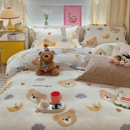 91家纺网 家纺一手货源 找家纺 顾里 2022新款ins少女保暖牛奶绒套件 场景二 晚安熊仔