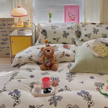 91家纺网 家纺一手货源 找家纺 顾里 2022新款ins少女保暖牛奶绒套件 场景二 樱花小熊