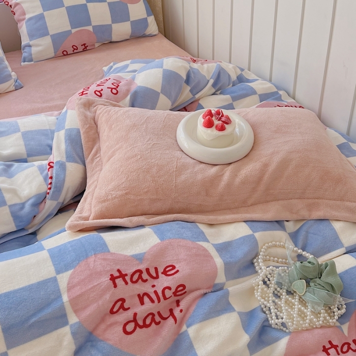 91家纺网 家纺一手货源 找家纺 顾里 2022新款ins少女保暖牛奶绒套件 场景二 方块爱心