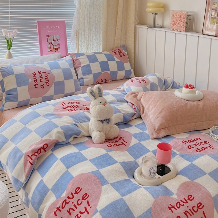 91家纺网 家纺一手货源 找家纺 顾里 2022新款ins少女保暖牛奶绒套件 场景二 方块爱心