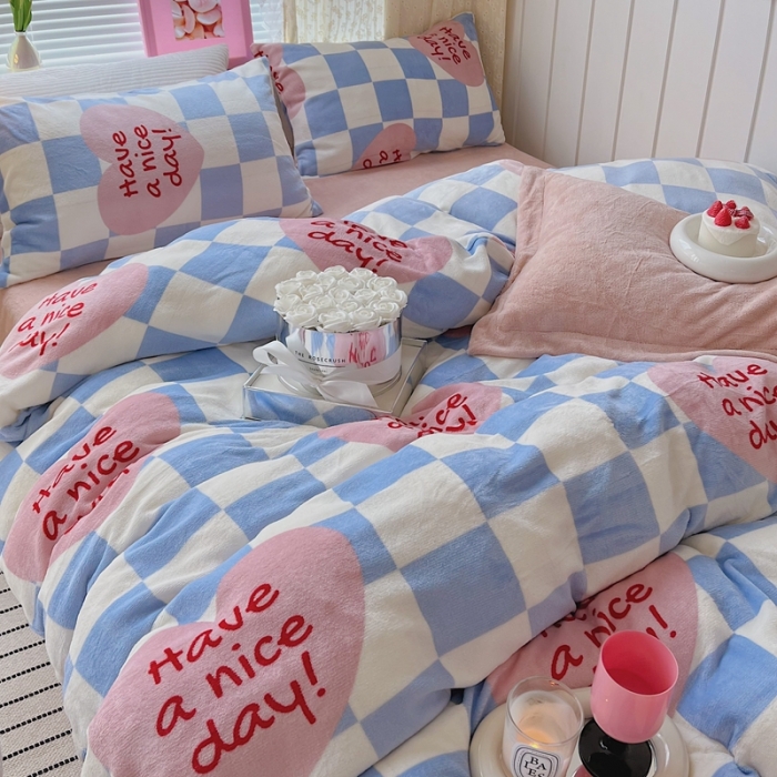 91家纺网 家纺一手货源 找家纺 顾里 2022新款ins少女保暖牛奶绒套件 场景二 方块爱心