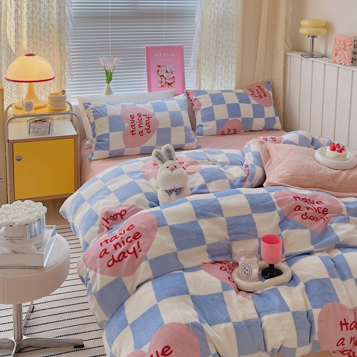 91家纺网 家纺一手货源 找家纺 顾里 2022新款ins少女保暖牛奶绒套件 场景二 方块爱心