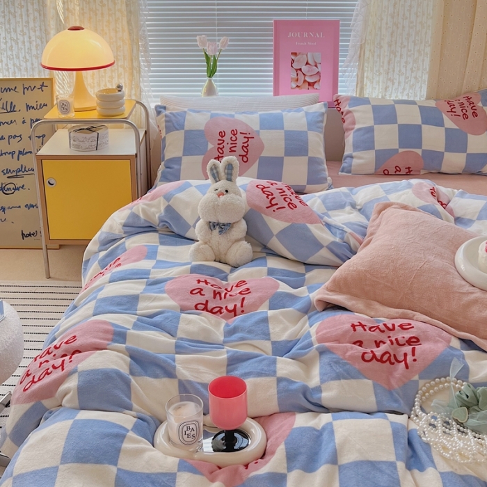 91家纺网 家纺一手货源 找家纺 顾里 2022新款ins少女保暖牛奶绒套件 场景二 方块爱心