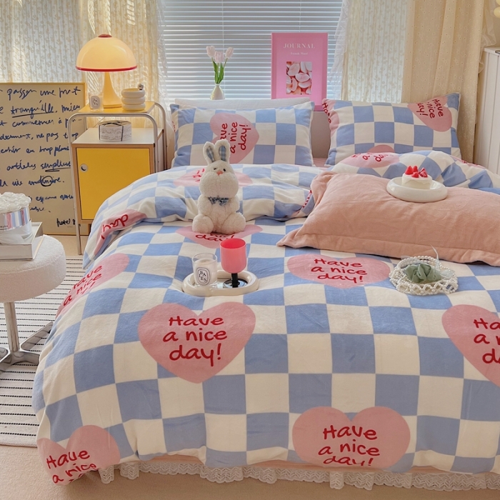 91家纺网 家纺一手货源 找家纺 顾里 2022新款ins少女保暖牛奶绒套件 场景二 方块爱心