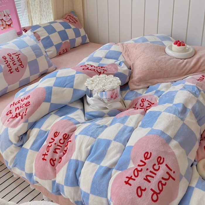 91家纺网 家纺一手货源 找家纺 顾里 2022新款ins少女保暖牛奶绒套件 场景二 方块爱心