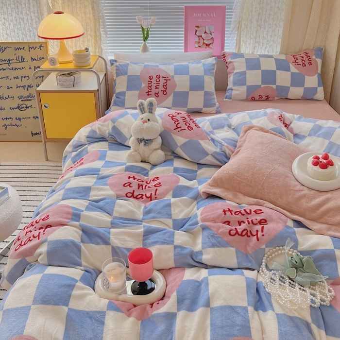 91家纺网 家纺一手货源 找家纺 顾里 2022新款ins少女保暖牛奶绒套件 场景二 方块爱心