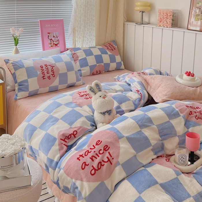 91家纺网 家纺一手货源 找家纺 顾里 2022新款ins少女保暖牛奶绒套件 场景二 方块爱心